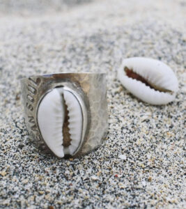 La collaboration avec Mademoiselle Salty se poursuit cette année… Des nouveautés du côté des bijoux célébrant l’océan et ses coquillages. Du fait main à Bali.