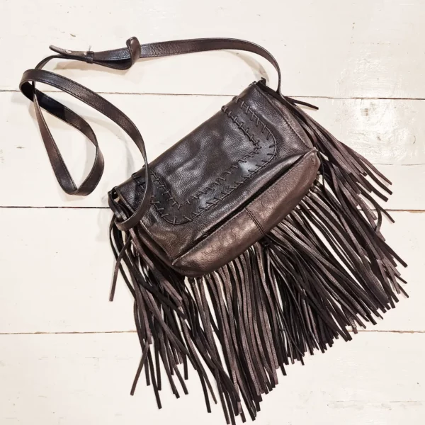 Sac en cuir grainé noir. Des franges pour une allure bohème