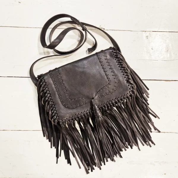 Sac Bahia by BaSh en cuir grainé noir. Des franges pour une allure bohème