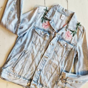 Veste en denim brodée de fleurs avec inscription sur le bas du dos « la belle vie»