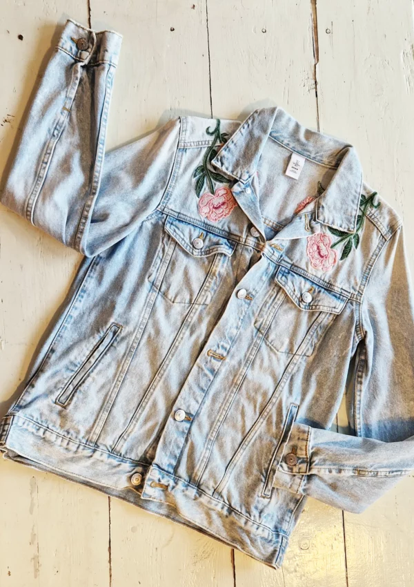 Veste en denim brodée de fleurs avec inscription sur le bas du dos « la belle vie»