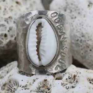 Bague en argent 925. Véritable coquillage cauri serti dans de l'argent martelé. Inscription gravée "Ocean Soul".