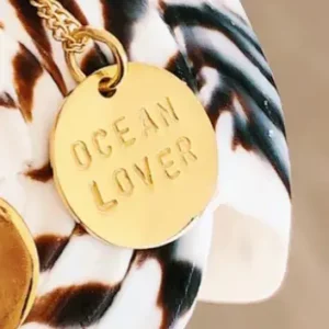 Collier gravé à la main avec l'inscription « Ocean Lover», en français « Amoureux(se) de l’océan».