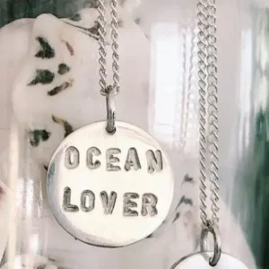 Collier gravé à la main avec l'inscription « Ocean Lover», en français « Amoureux(se) de l’océan».