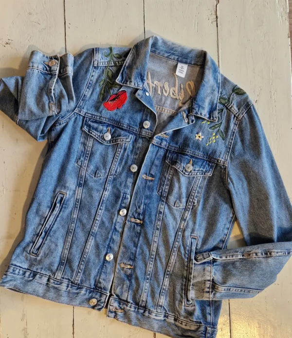 Veste en denim brodée de fleurs et de papillons avec inscription sur le haut du dos « liberté »
